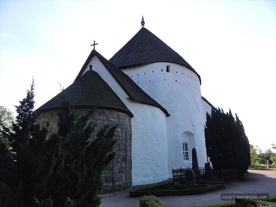 Kirche in Østerlars – Ansicht von der Apsis