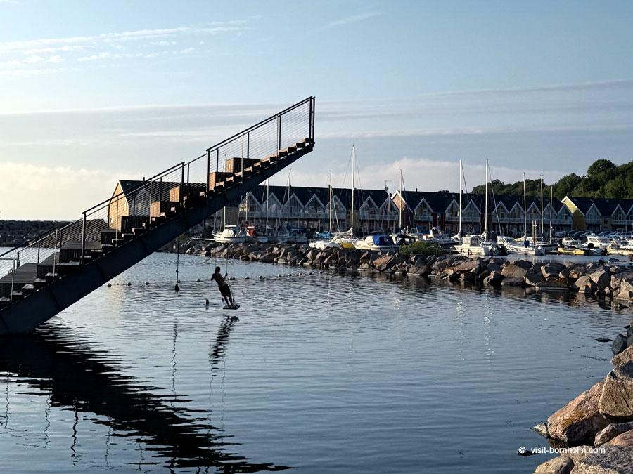 Meerbad am Hafen von Hasle