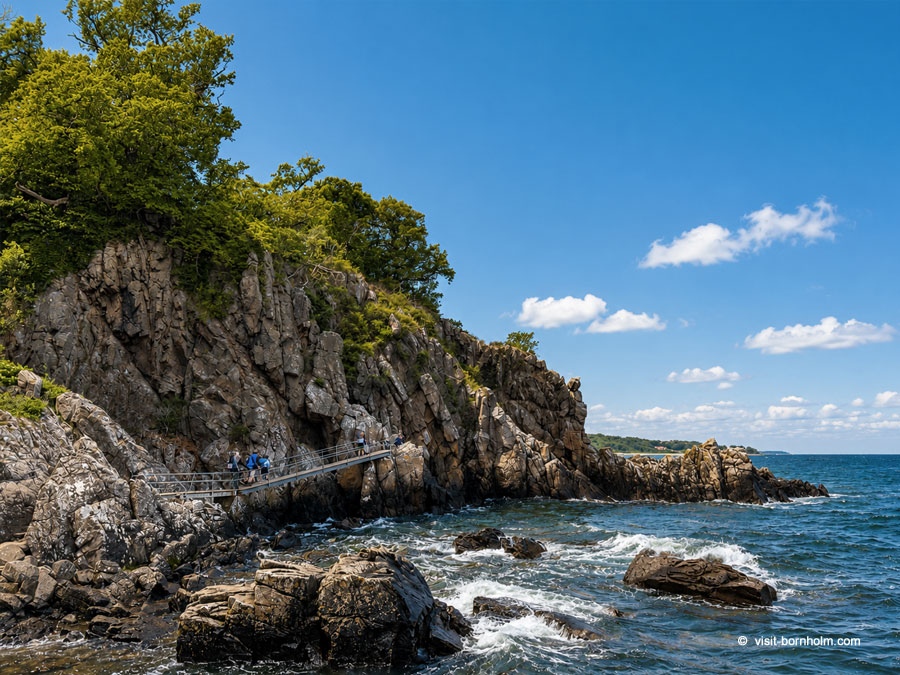 Trekking langs klipperne ved Helligdomsklipperne på Bornholm