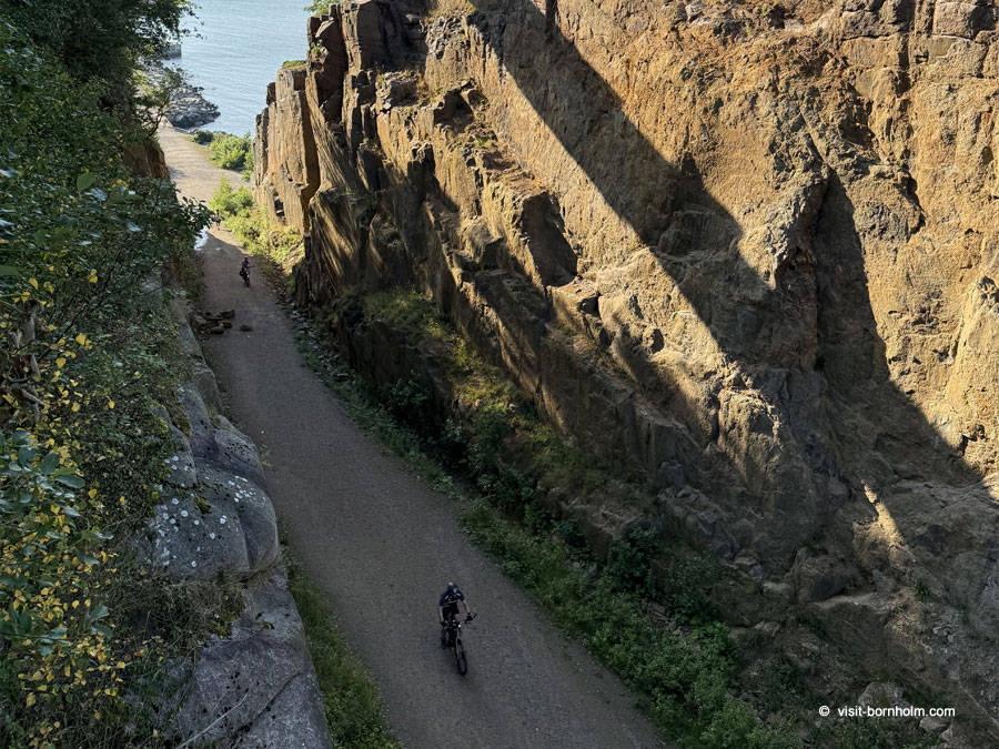 Stenbrud i Vang og cyklist