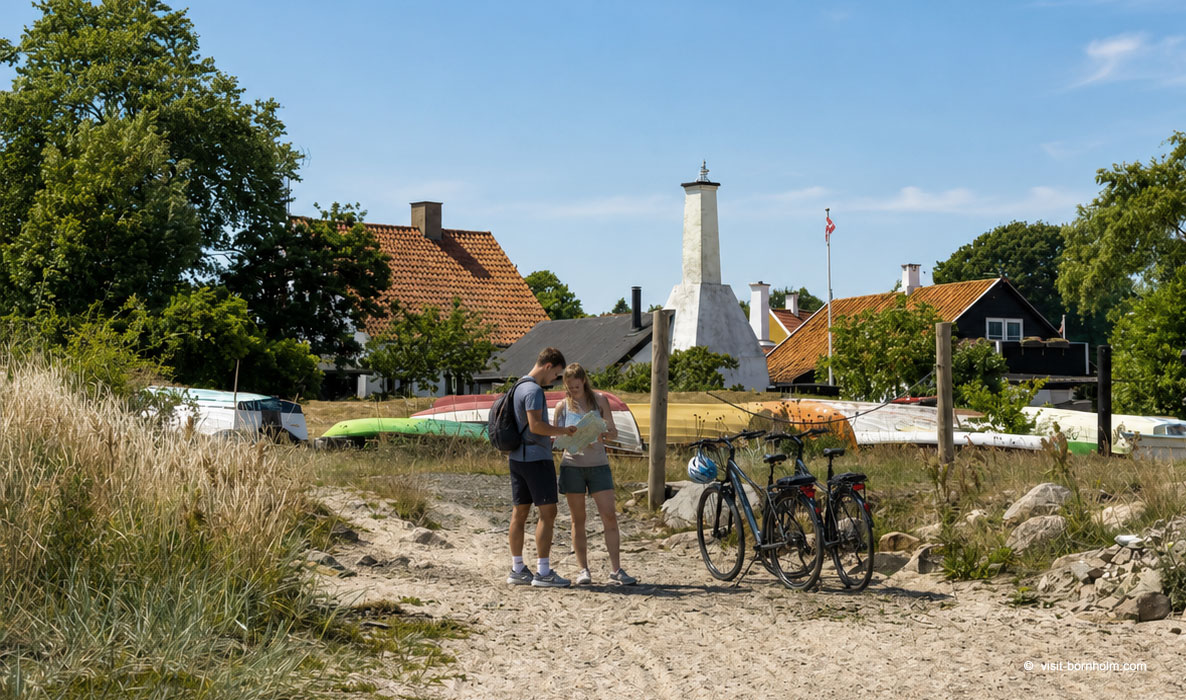 Cykler ved stranden nær Gudhjem
