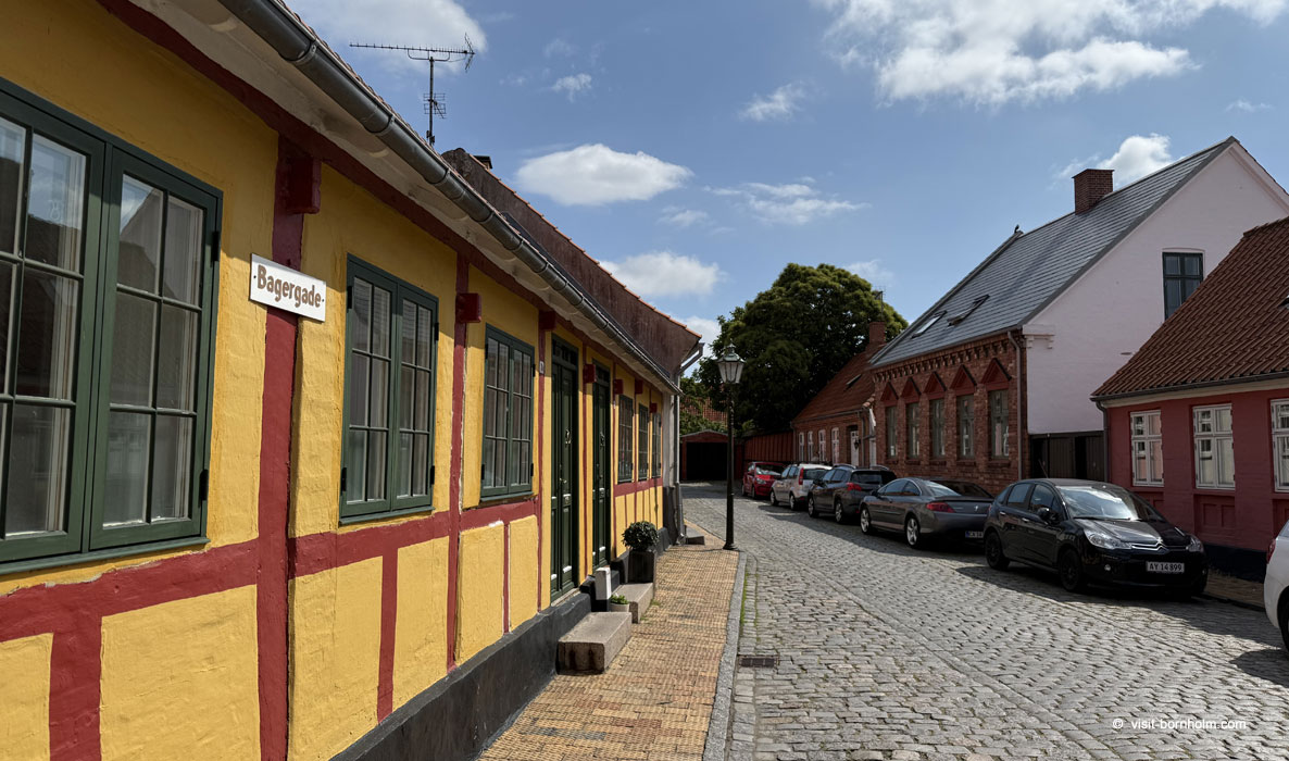 Gåtur i Rønne – brostensbelagte gader i Bornholms hovedstad