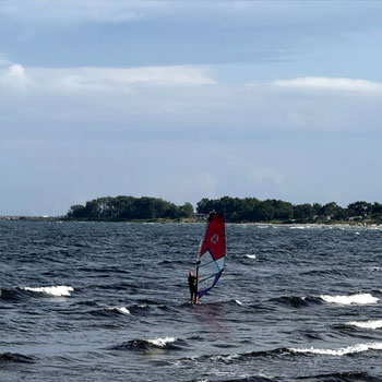 Windsurfing og kitesurfing på Bornholm – de bedste spots og forhold